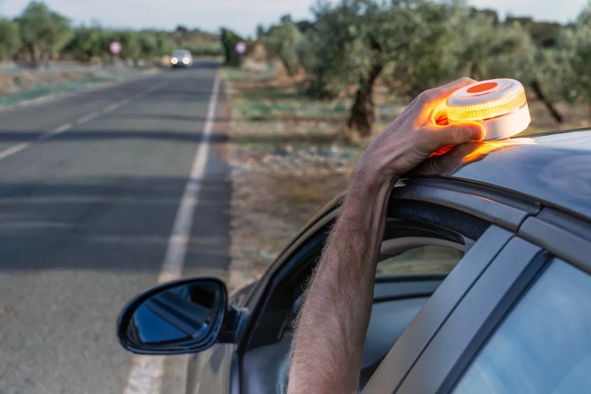 Die Bedeutung der Warnleuchte V16 für Sicherheit im Straßenverkehr